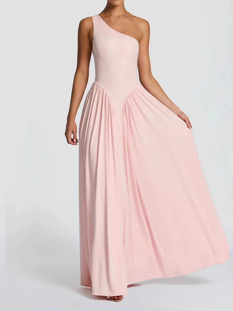 Robe longue de demoiselle d'honneur minimaliste à une épaule, taille en V froncée, fluide, longueur ras du sol, pour invitées de mariage et soirées.