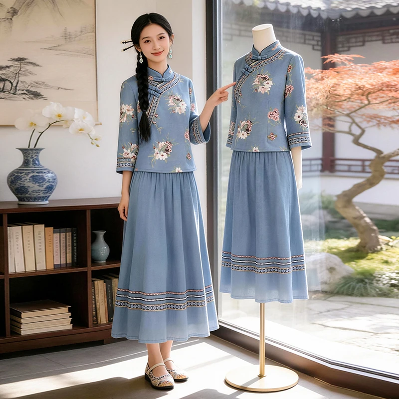 

Комплект из двух предметов из выцветшего белого денима: укороченный топ и юбка. Винтажный стиль, ранняя весна. Китайский национальный костюм, сценический костюм.