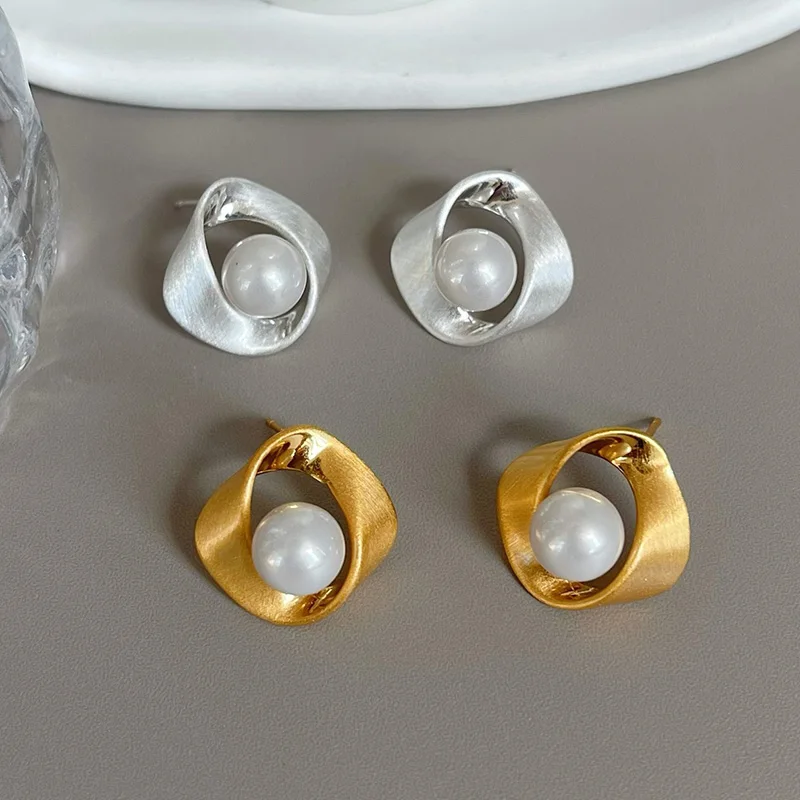 New Sight Design Delicate Pearl Beads Stud Earrings for Women Fashion Brand Jewelry Elegant Meal Earrings