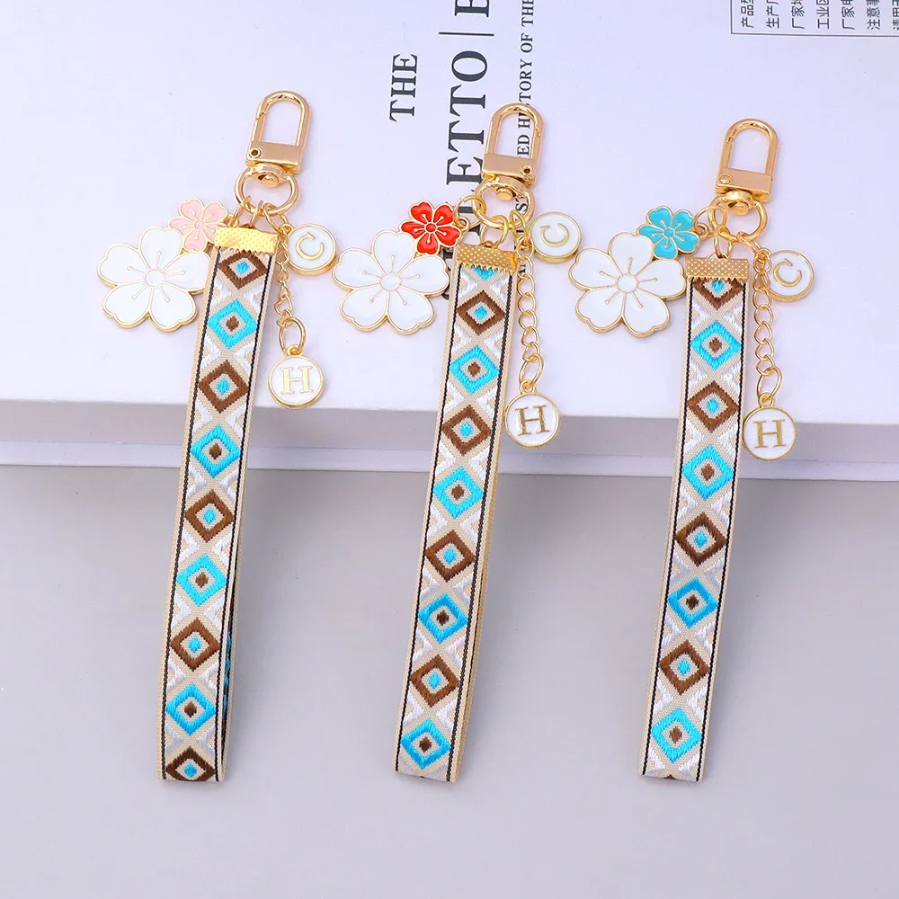 Porte-clés tissé à la main de style ethnique chic pour femmes, pendentif pompon lettre, porte-clés, étui pour écouteurs, accessoires de mode, cadeaux pour amis