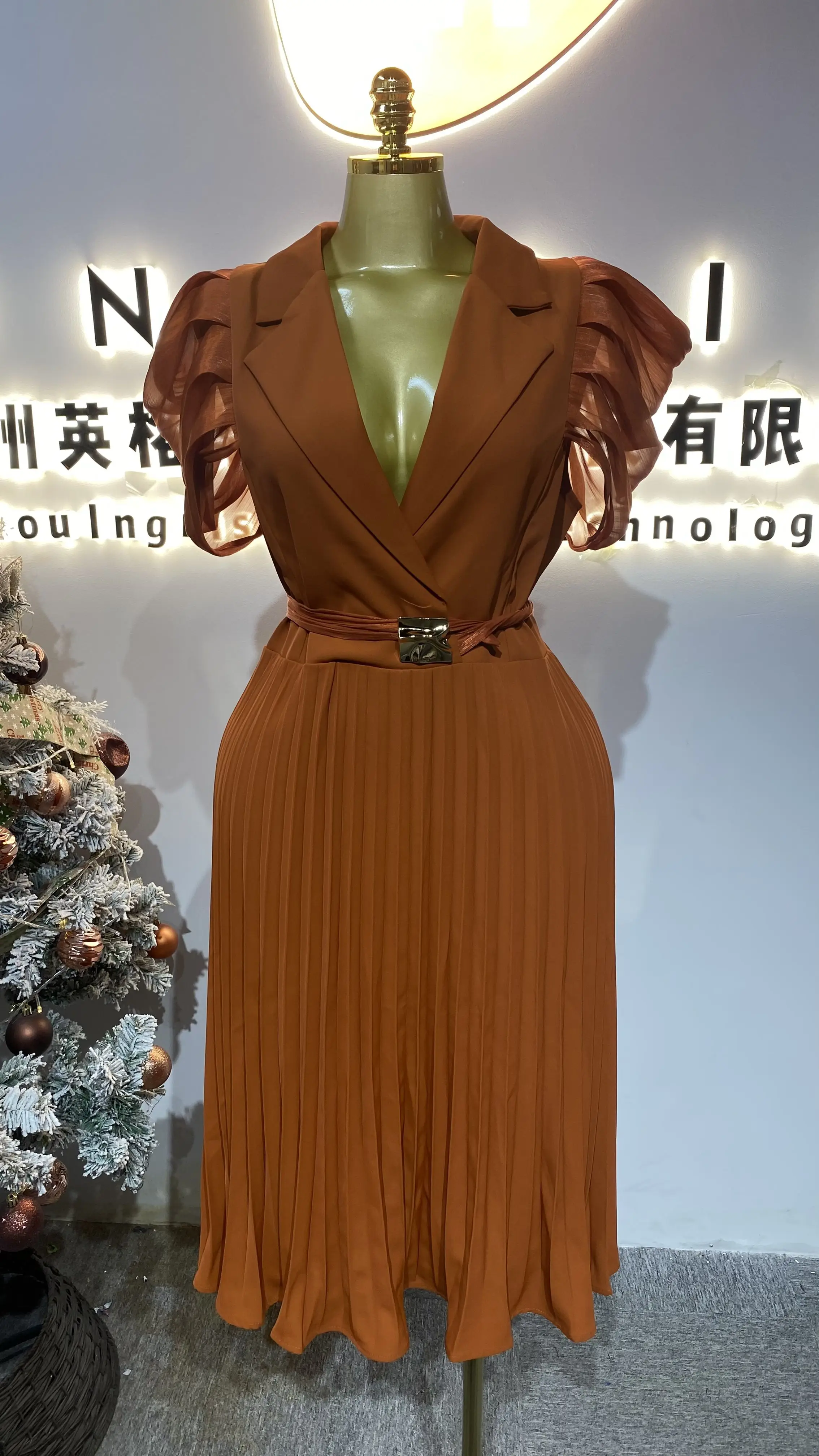 

2026 New Arrival Creative Plus Size Business Fashion V-neck Short-sleeved Shirt in Orange-GZXX710
