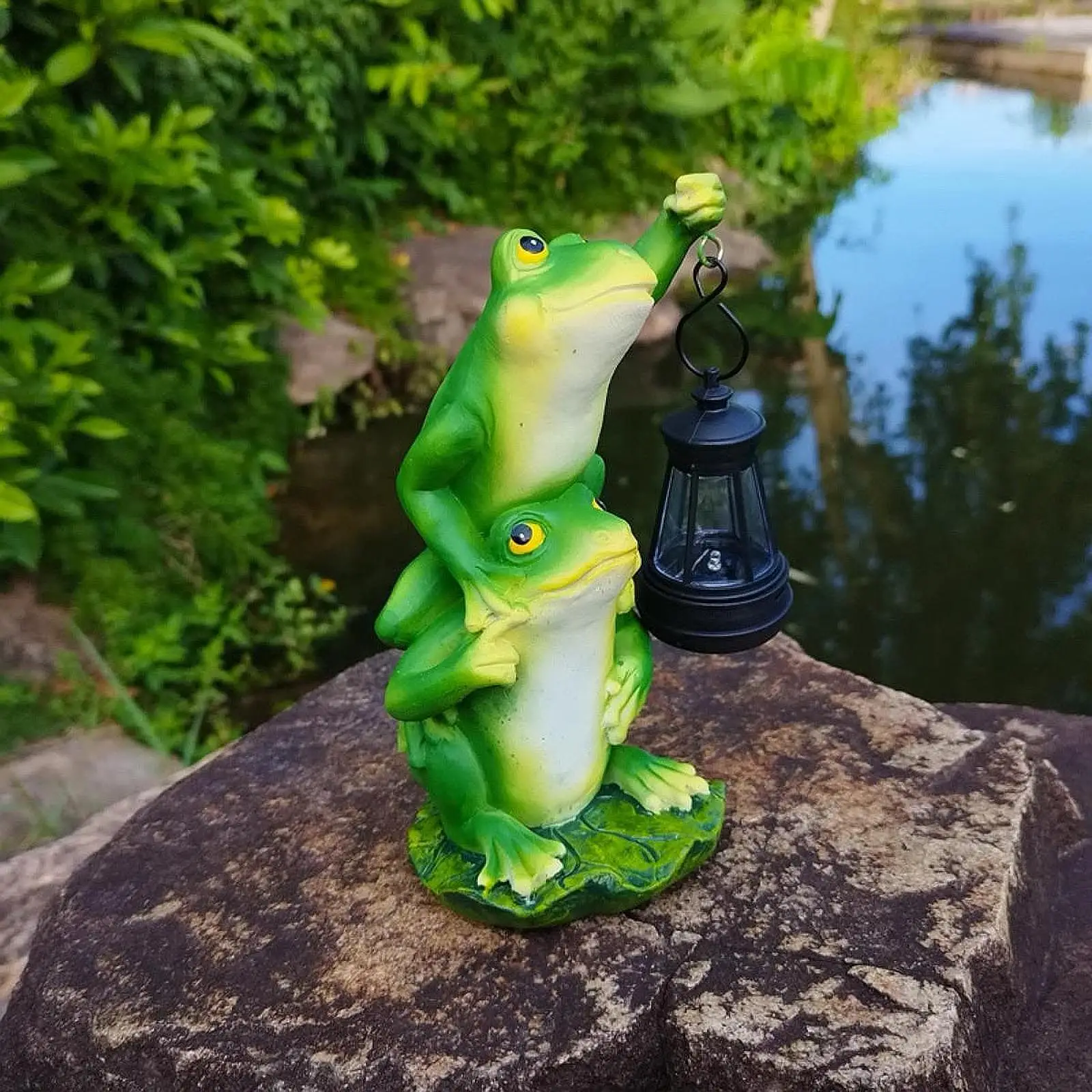 

Resin Frog Garden Ornaments Solar Powered Outdoor Decorative Statue Night Lighted Figure for Lawn Landscape Decoration