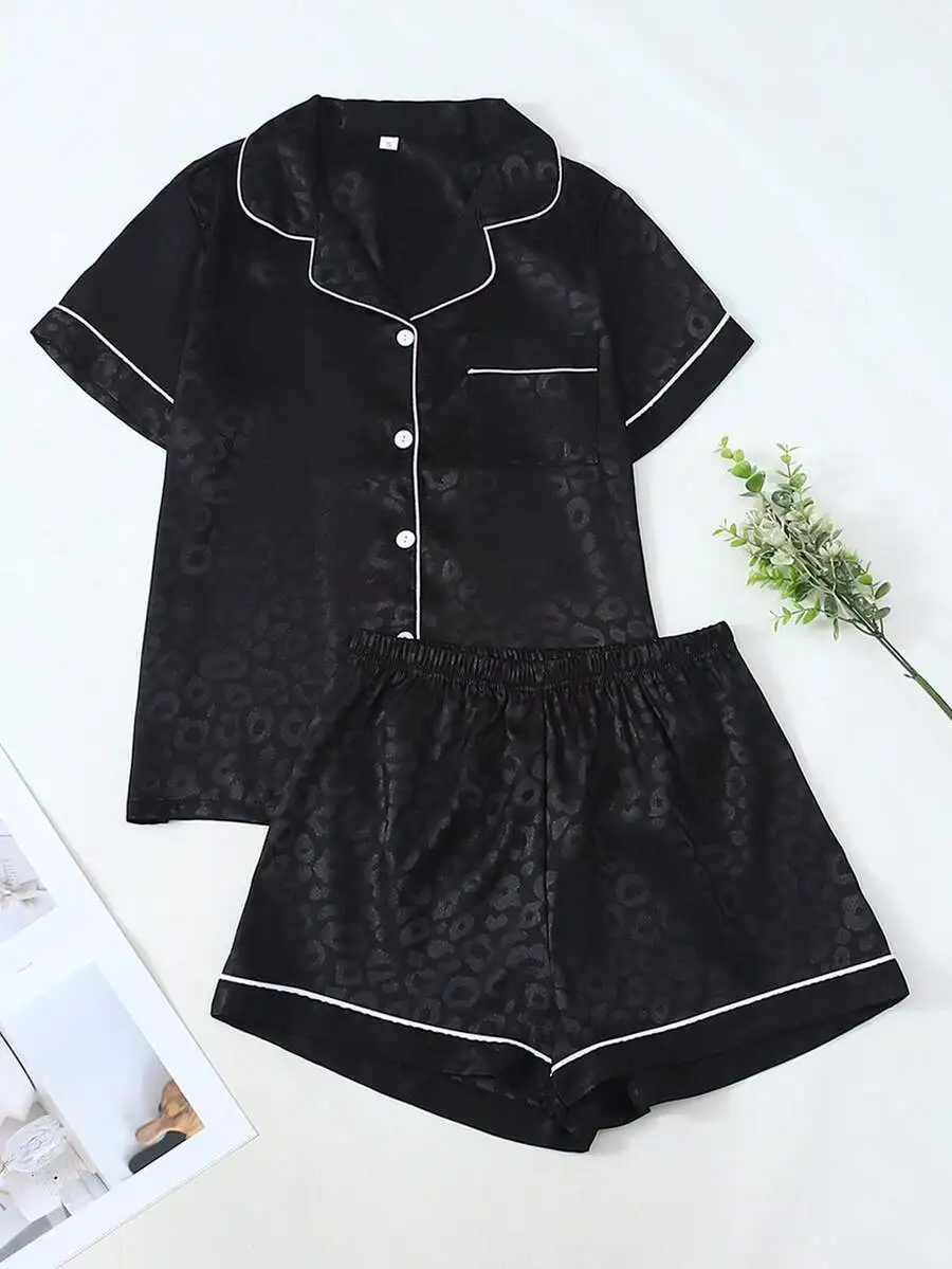 

Черный атласный пижамный комплект с леопардовым принтом и белой отделкой, с короткими рукавами и шортами