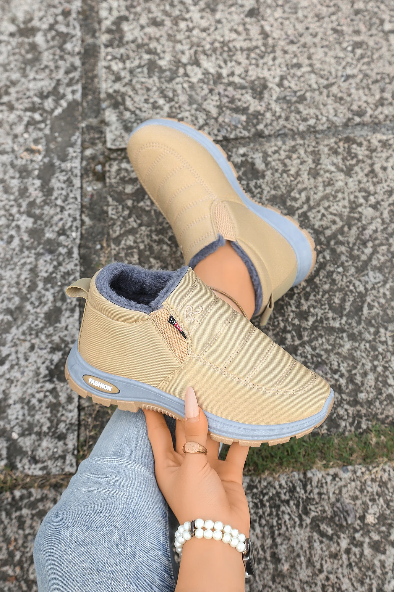 Gemütliche Damen-Wintersneaker mit Fellfutter, rutschfeste, dicke Sohle, bequeme Stiefeletten, einfach anzuziehende warme Schuhe für kaltes Wetter. – Detail 28