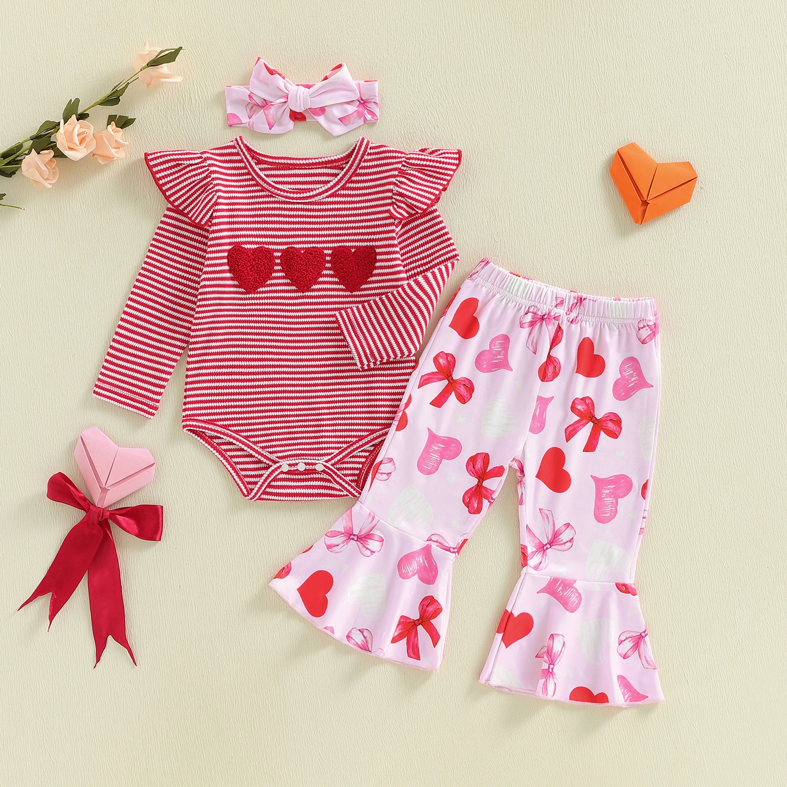 

Очаровательный комплект одежды ко Дню святого Валентина для малышей с комбинезоном с принтом сердца, расклешенными брюками и подходящей повязкой на голову — комплект из трех предметов для