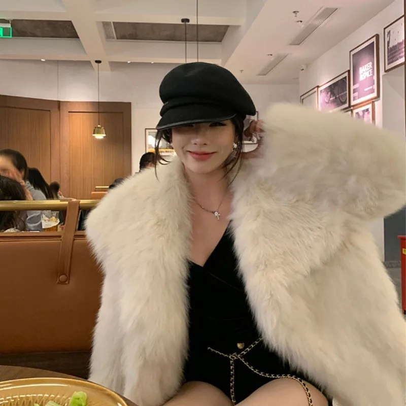 

This mixed fur coat with a large lapel for women's is fashionable thickened and versatile