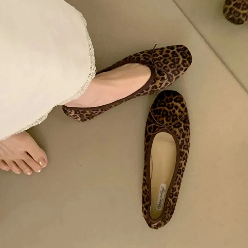 Weiche flache Schuhe für Damen, Neuheiten für Herbst und Winter, lässige Damen-Flachschuhe mit Schmetterlingsknoten, flache modische Flockschuhe für Damen – Detail 2