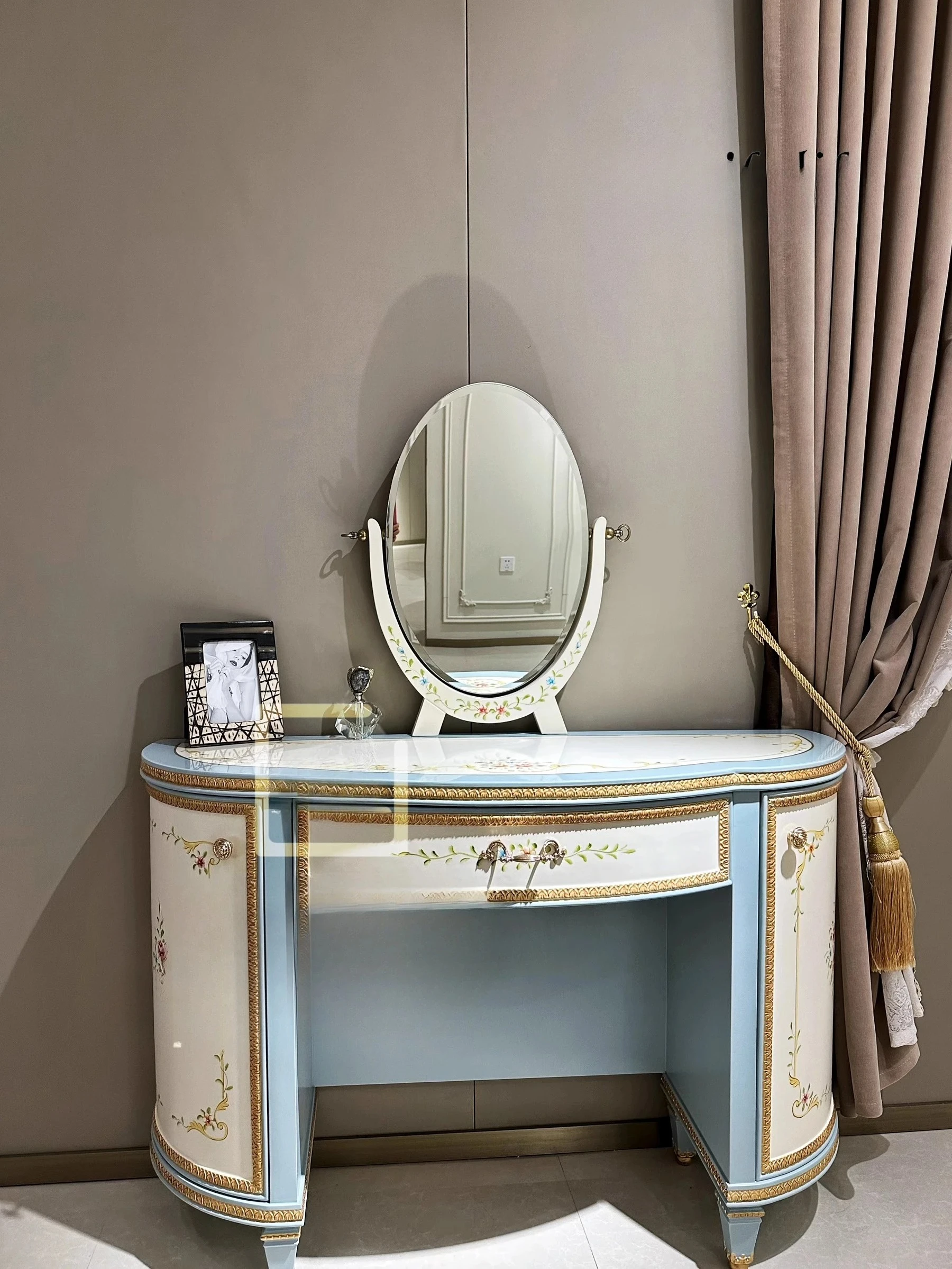 

French solid wood retro white dresser fashion simple European cream style light luxury high sense painted designer