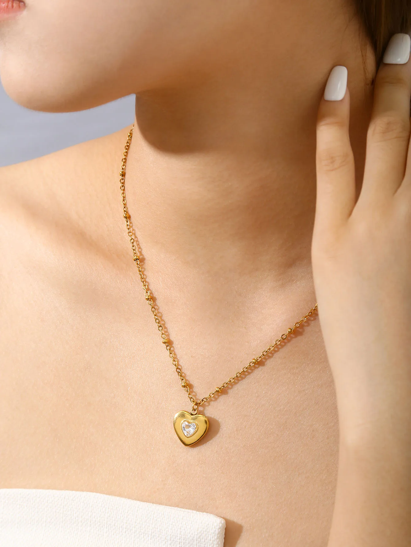 Tempérament exquis rétro doux romantique en acier inoxydable plaqué or 18 carats amour Zircon amour pendentif clavicule chaîne femme