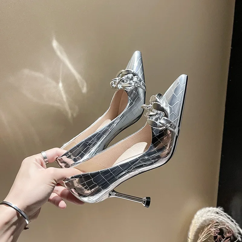 

Fashionable metal chain high heels with cat heel mirror soft leather pointed toe