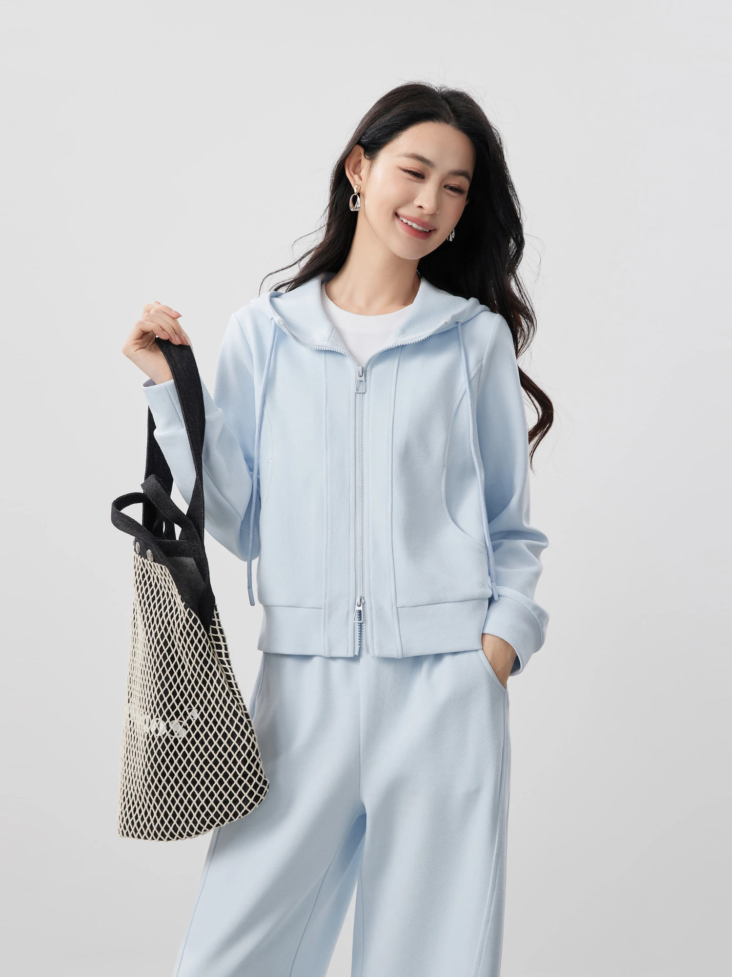 

Новый женский спортивный комплект 2026: элегантный стиль, высокая талия, для активного отдыха, с эффектом сжигания жира, включающий укороченную толстовку и повседневные брюки.