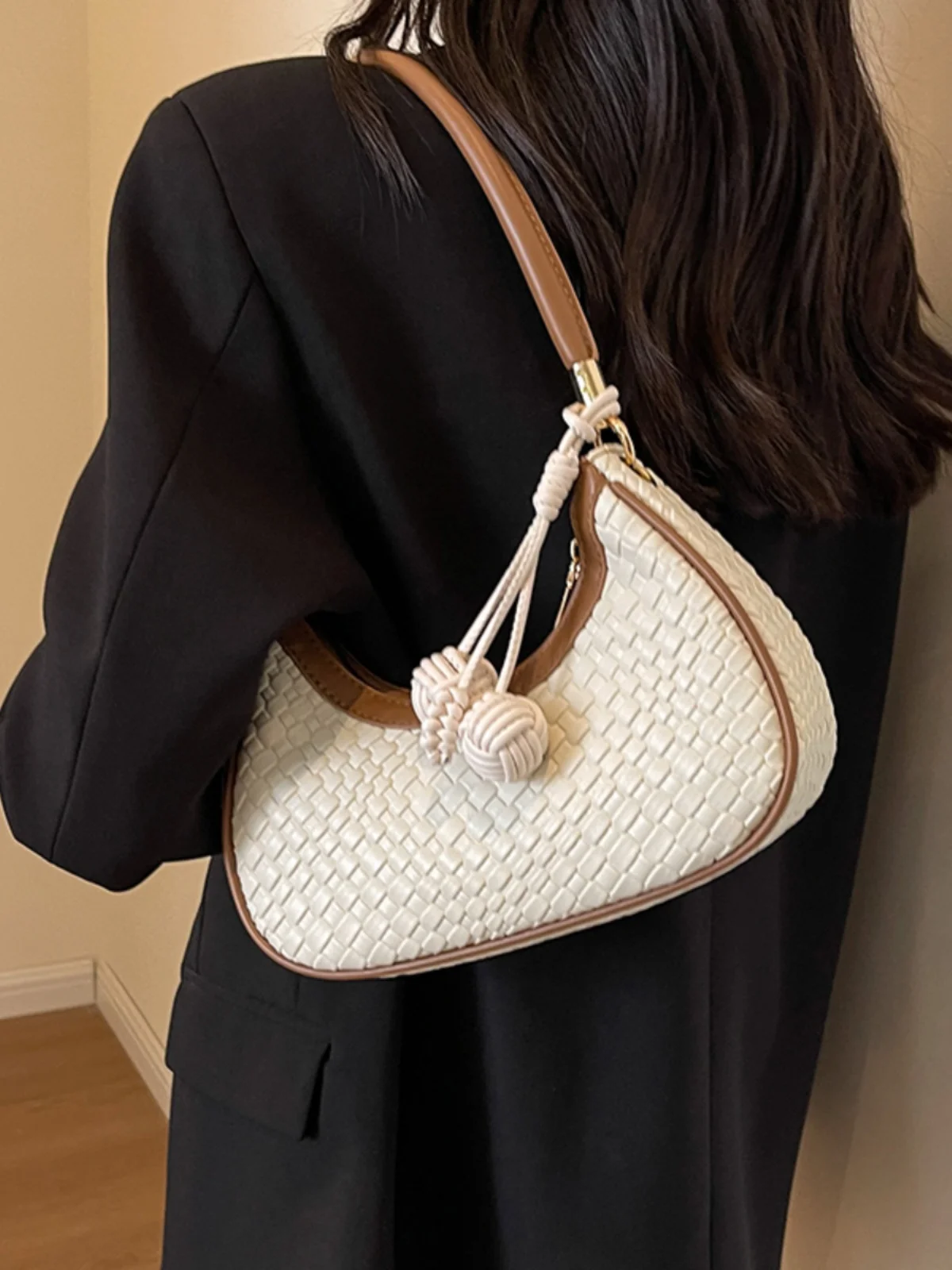 Popular niche design retro bag 2023 new women\'s bag fashion Messenger bag one shoulder underarm bag