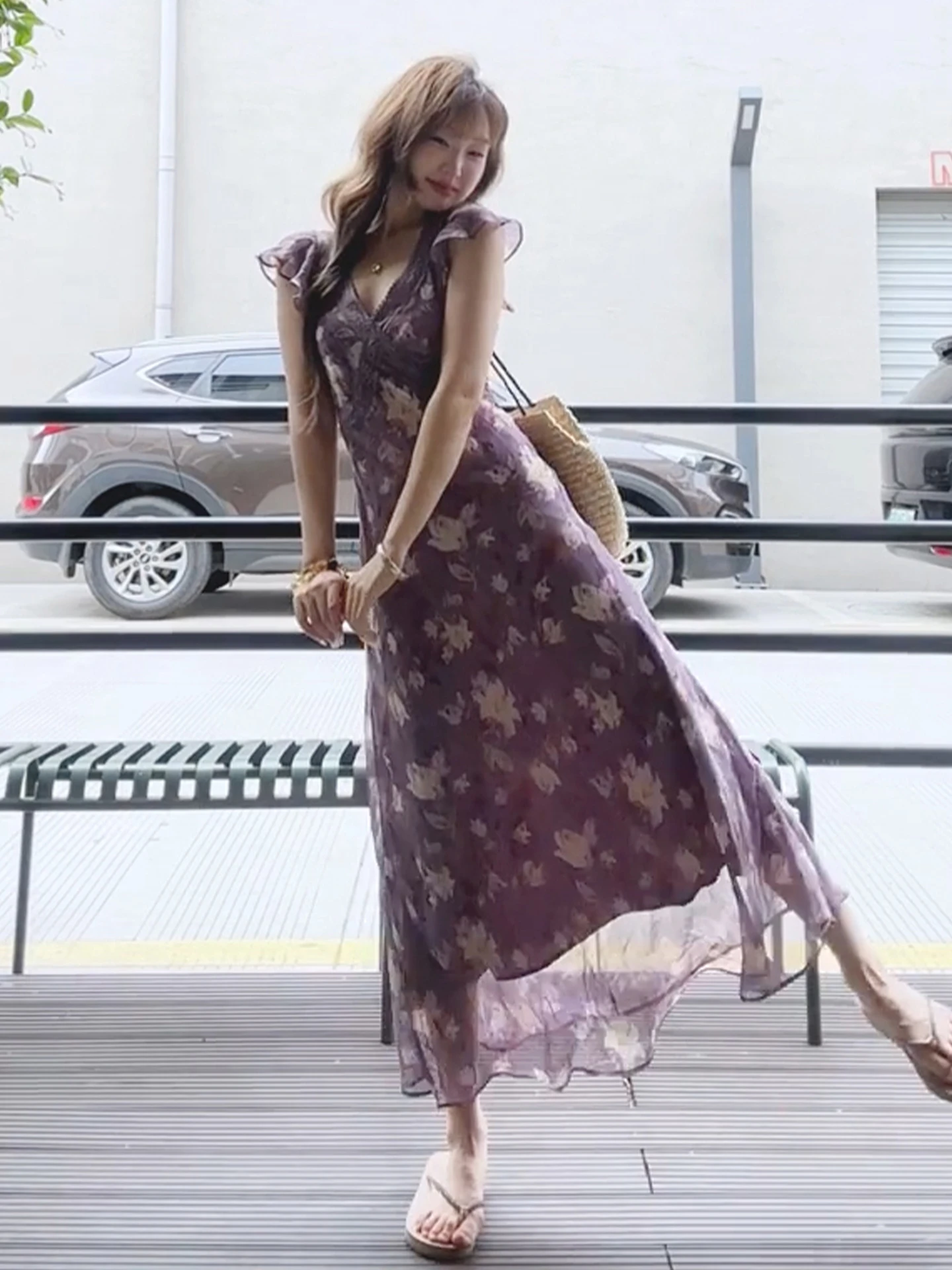 กระโปรงยาวทรงสวยสไตล์ญี่ปุ่น ลายดอกไม้สีม่วง คอวี รัดเอว สำหรับผู้หญิง ใส่ไปเที่ยวทะเล ฤดูร้อน 2025