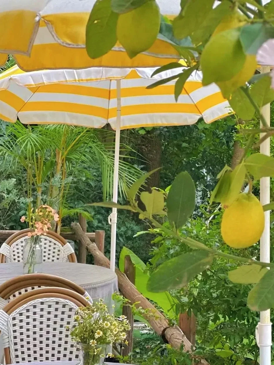 

Полосатые зонтики для украшения торгового центра. Уличные пляжные зонтики для двух человек. Рекламные зонтики от солнца. Складной маленький пляж.