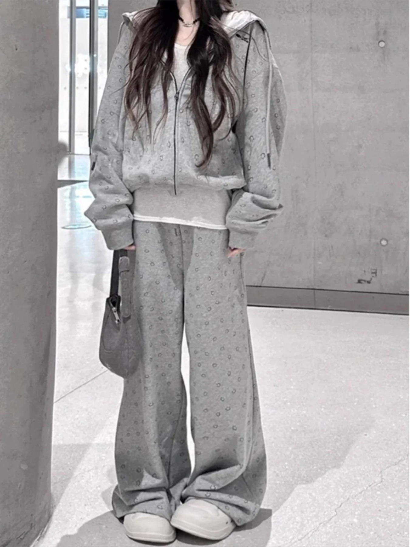 春と秋の新作韓国風カレッジ風ジッパー付きスウェットセット |   女の子限定のニッチなカジュアルツーピースセット！ 新鮮なカレッジスタイルを演出、すっきりとしたジッパーデザイン、欠点を隠すゆったりとしたフィット感で、よりスリムに見せます。あらゆる体型に適しており、普段着、学校、ショッピング、外出に最適です。スタイルの衝突を避けるユニークなデザイン、多用途で合わせやすい、若々しくエネルギッシュな印象を簡単に作成できます。春を完璧に仕上げるセットです。