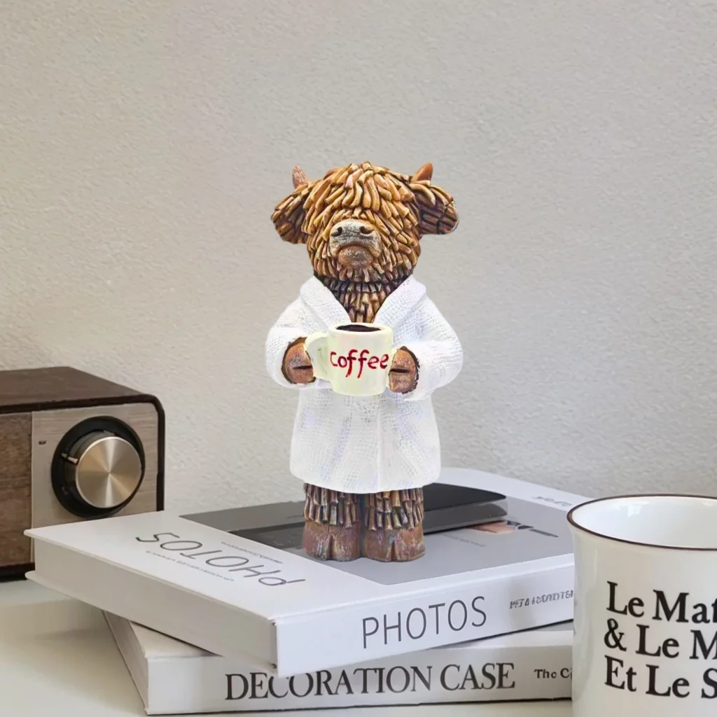 1 Creative Highland Cow Drinking Coffee Statue Decoration, Scottish Cow Drinking Coffee Ornament, Suitable for Living Room, Office, Bathroom Decoration, Holiday Gift, Best Gift for Best Friend