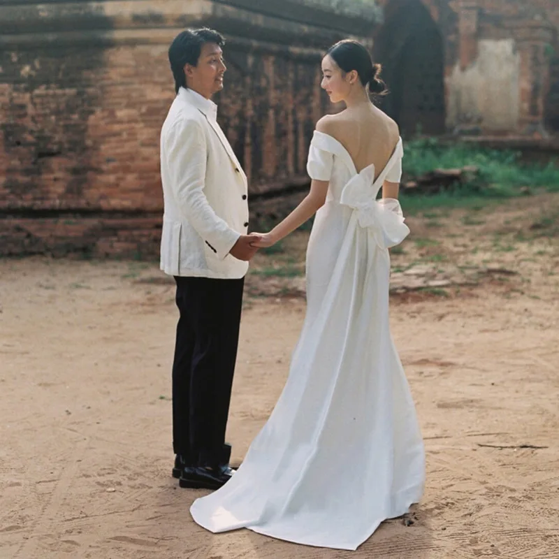 Korea Satijnen Bruidsjurken Vintage Off-The-Shoullder Liefje Formele Jurken Hoge Kwaliteit Elegante, Rugloze Strik Bruidsjurk