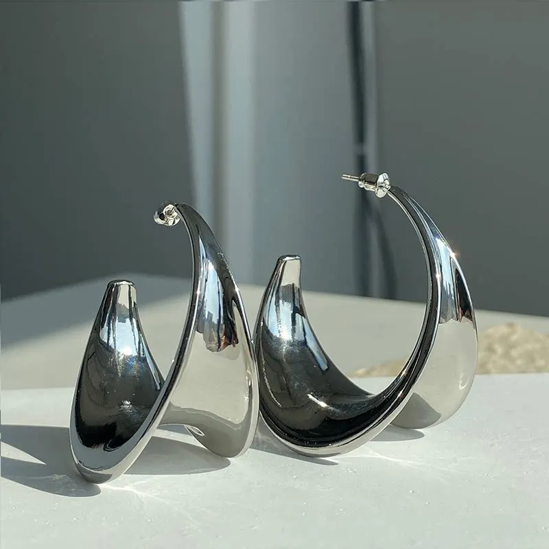 Fashion Europe American Gold Silver Smooth Curved Earrings Woman Fashion Model Jewelry