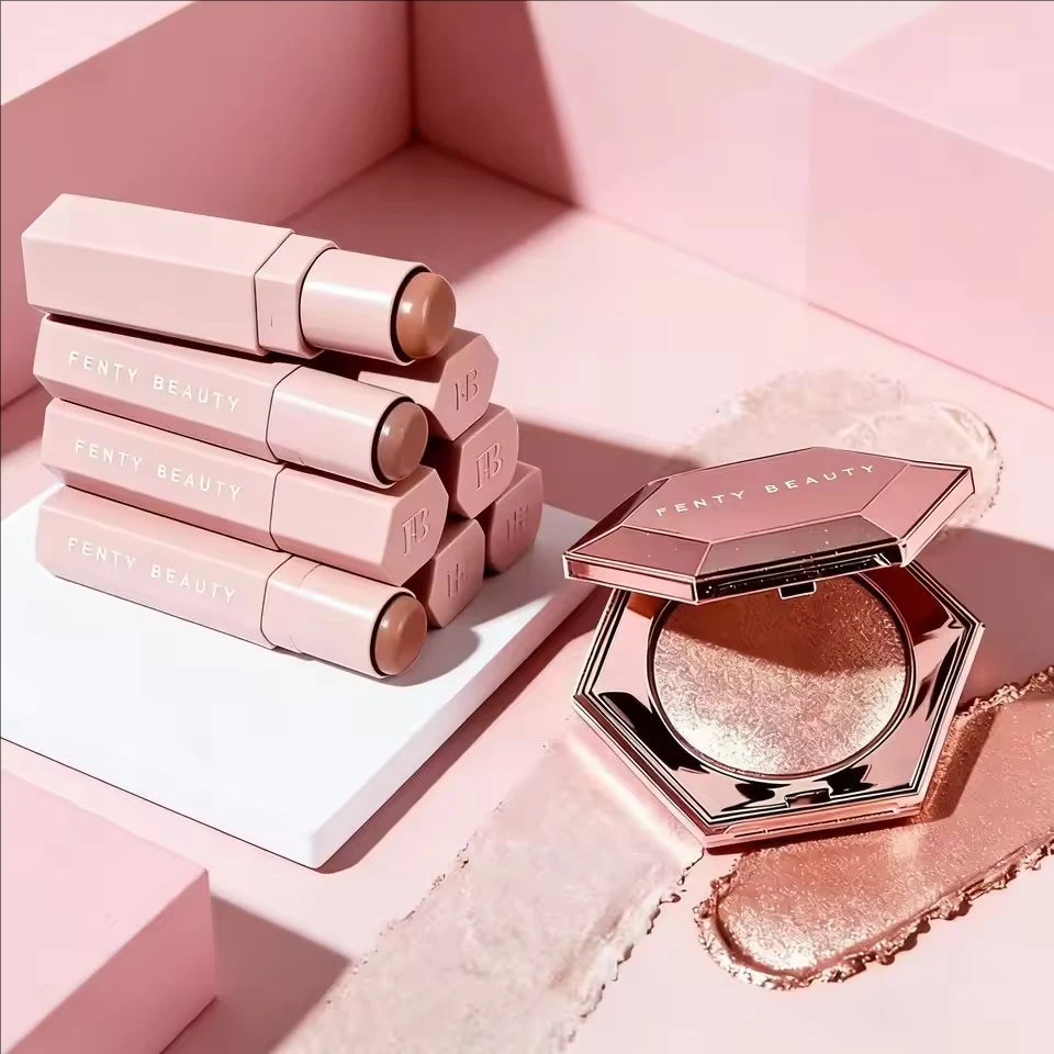 

Роскошная палетка для контуринга и хайлайтинга Fenty Beauty: матовый хайлайтер, коричневые 3D-тени для носа, бронзер для контуринга лица, осветляющая пудра