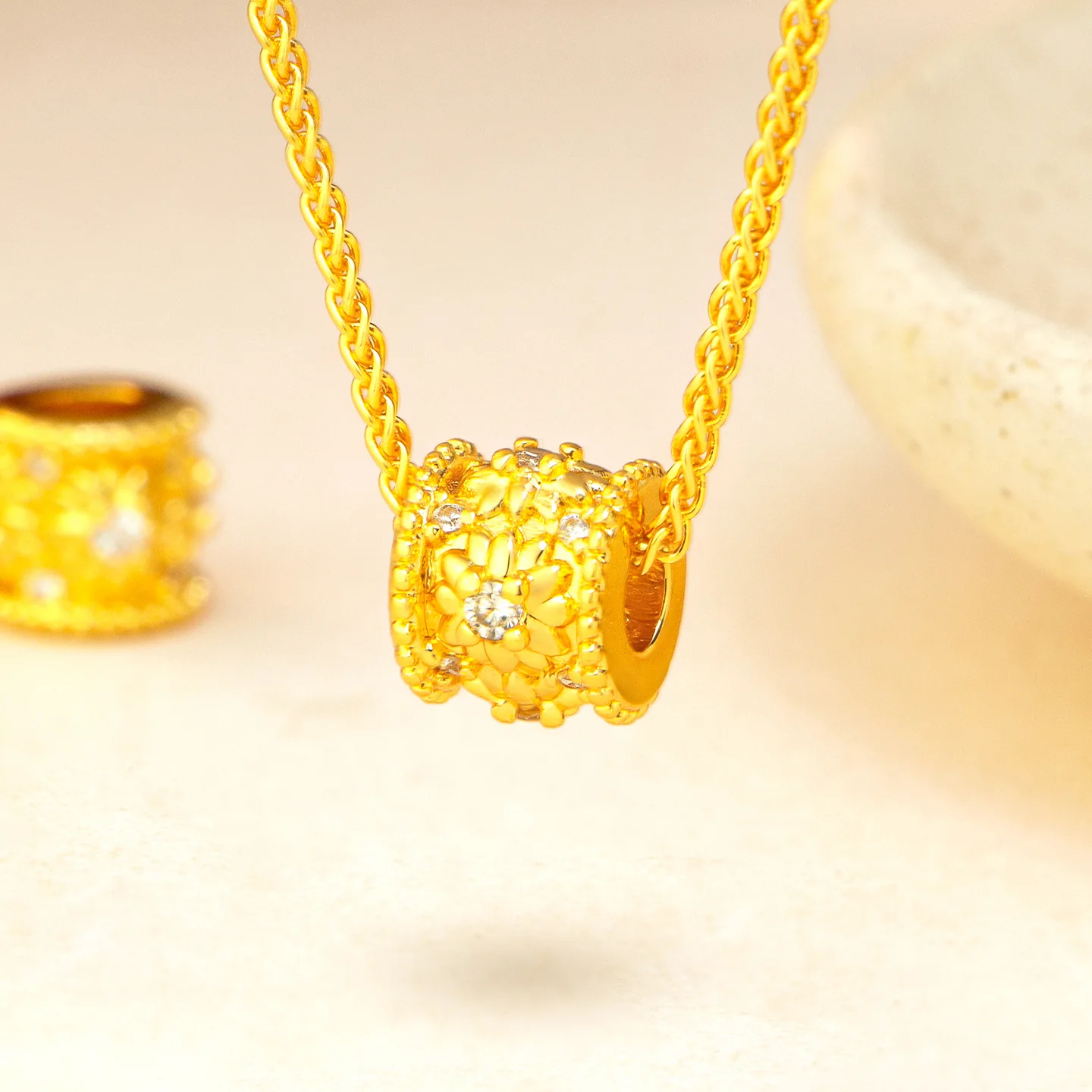 9999 gold point diamond blooming flower path connecting pendant with unique design, versatile and suitable for small waist