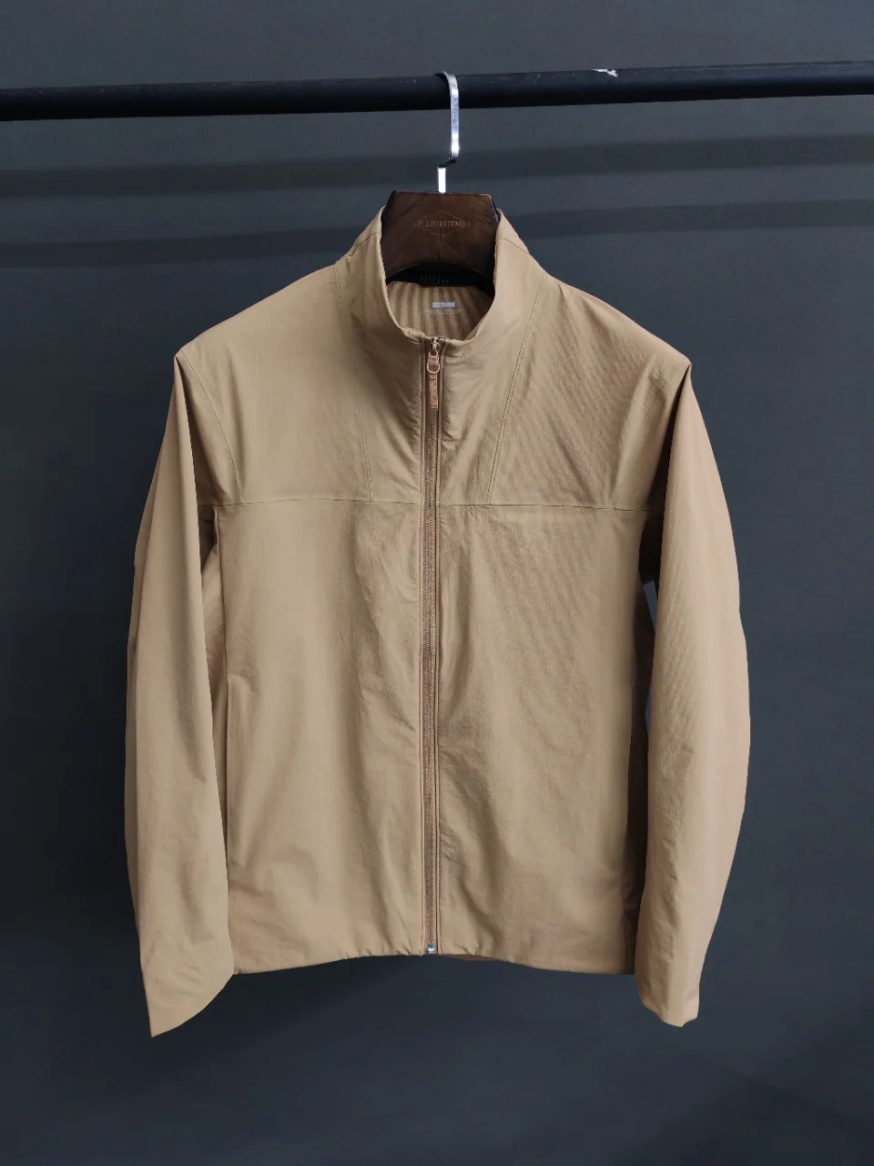 

Мужская мягкая куртка с высоким воротником и длинными рукавами, приталенного кроя, из полиэфирного волокна, на молнии, повседневная, цветная