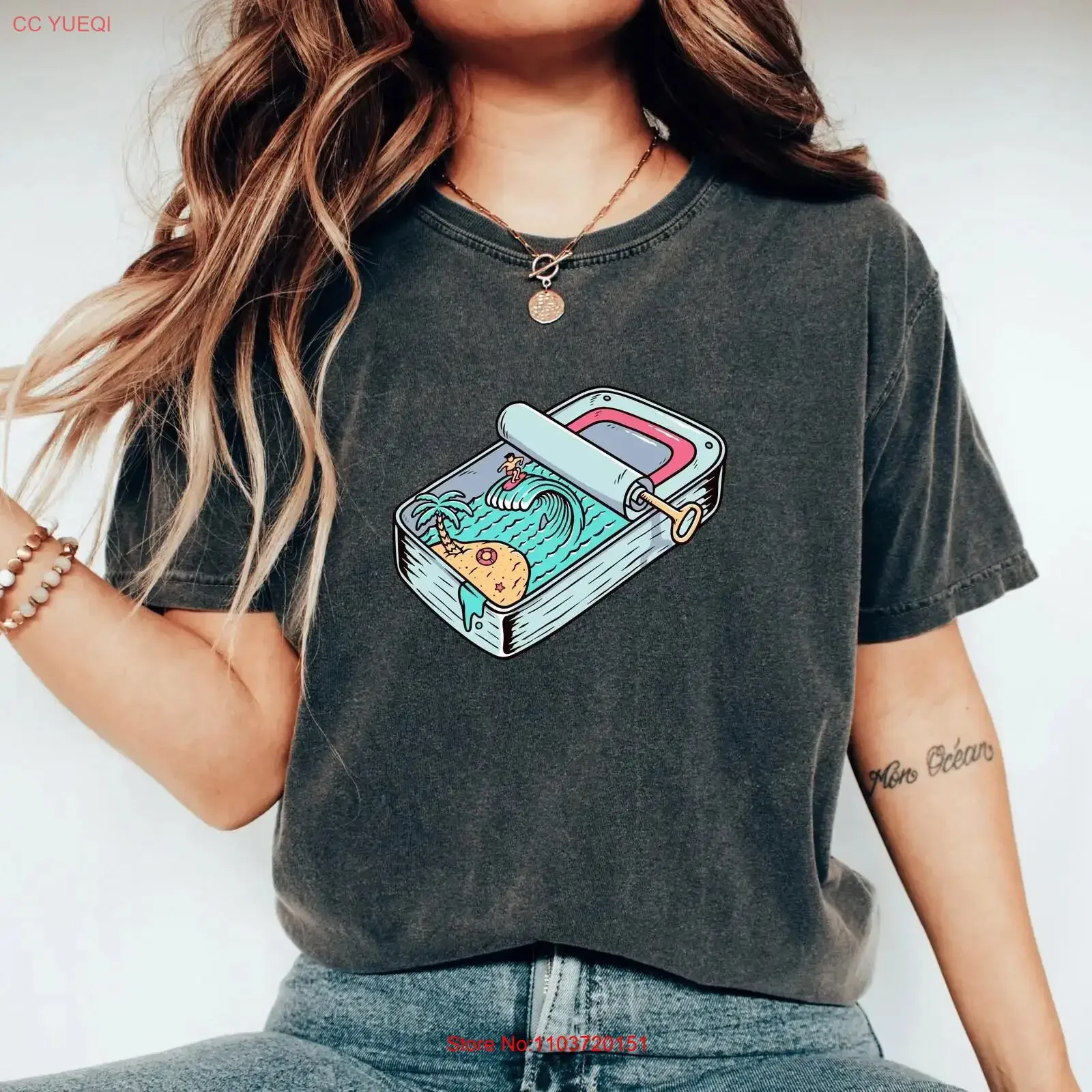 Camiseta Infantil Sardine Surf Escape com Estampa de Sardinha em Lata, Estilo Mermaidcore, Arte Divertida de Surfista Oceânico, Ilha em Lata, La Dolce Vita, Verão Vintage