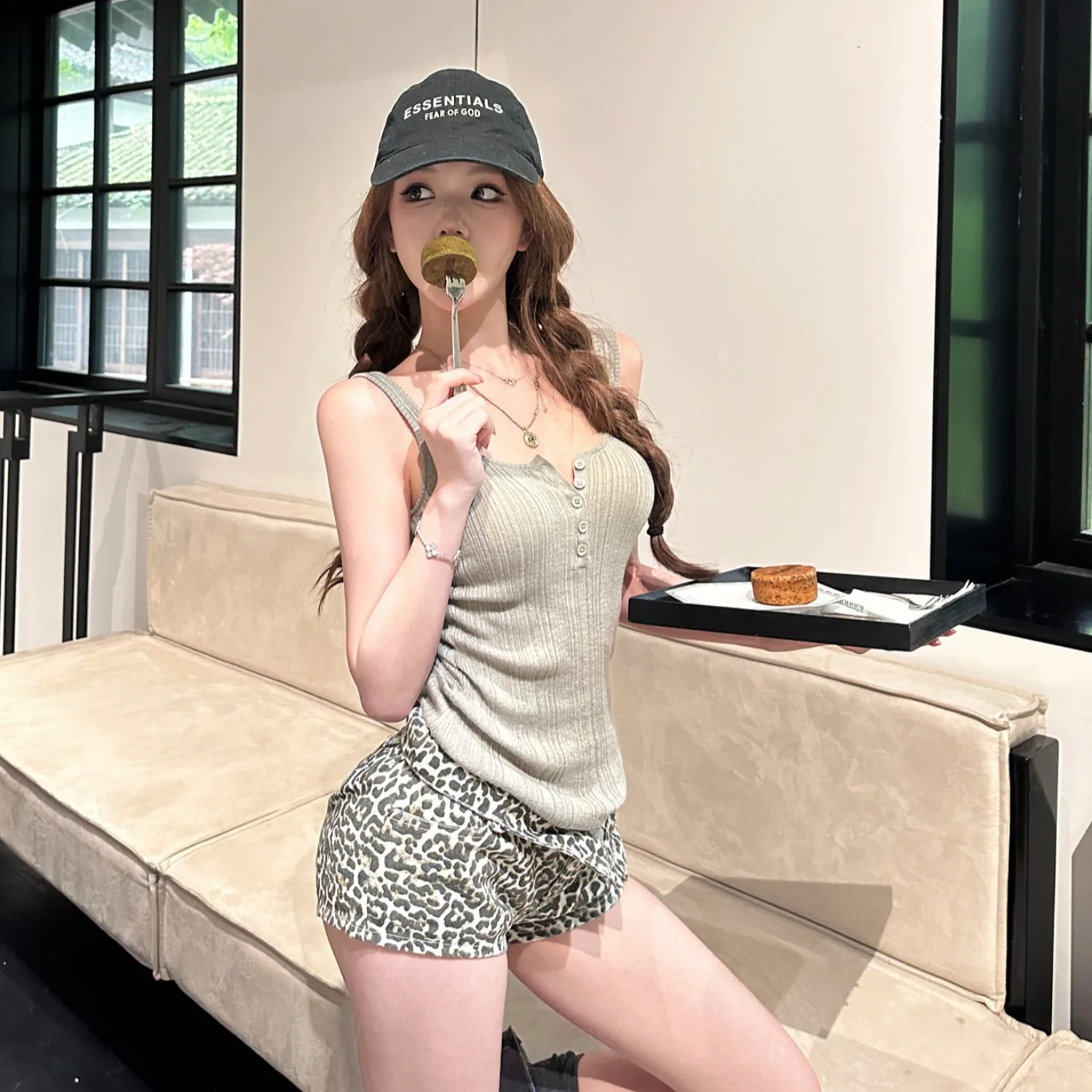 

Low Waist Knitted Sleeveless Vest Women's Slim Fit Fashion Set with Leopard Print Shorts Hot Pants Casual Summer Outfit