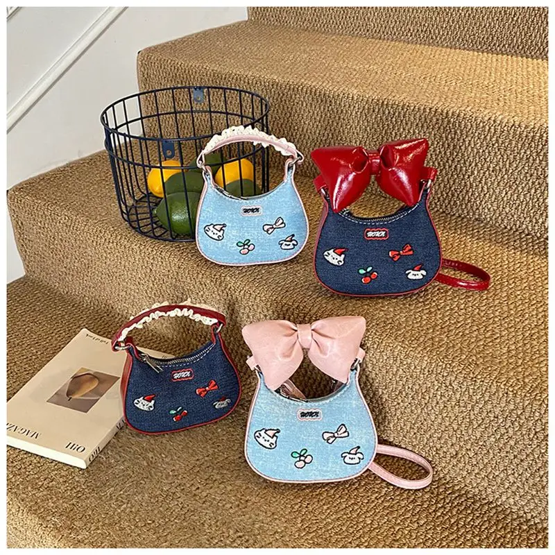 

Милая джинсовая мини-сумка кросс-боди 2026 с вышивкой кошки и бантом, маленькая сумочка-кошелек для девочек, на плечо, для монет, в стиле каваи