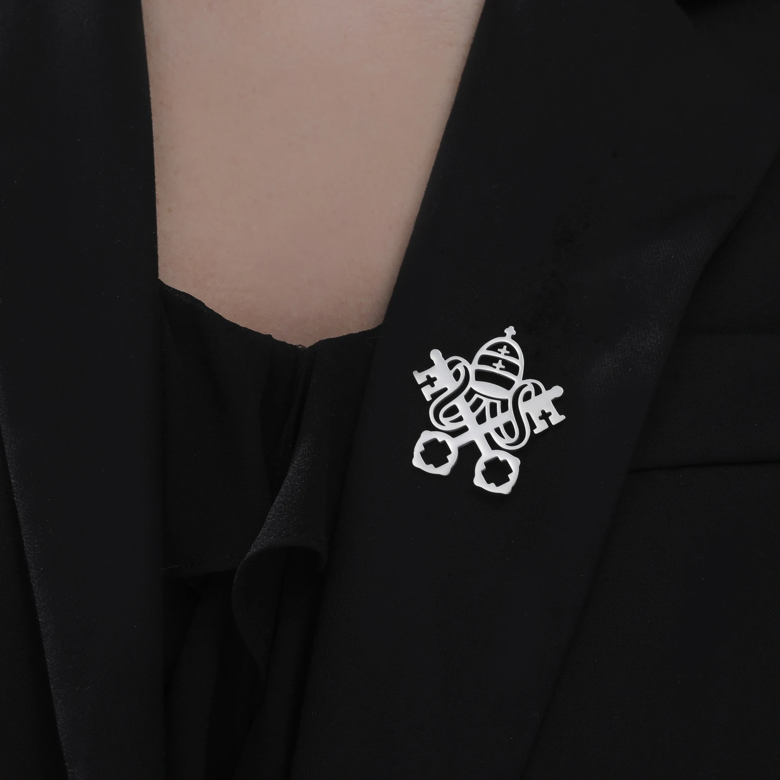 HIPEE  Vatican City Symbol Key of Heaven Brooch Stainless Steel  Saint Peter‘s Keys Lapel Pin Jewelry Gift for Women Men