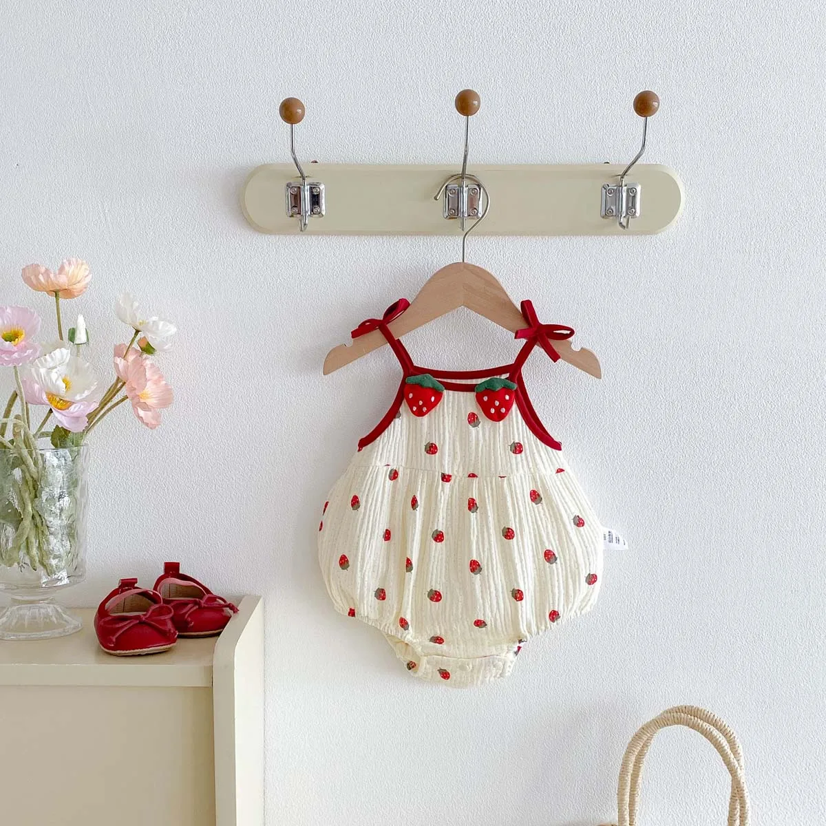 Macacão de Alça para Bebê Menina com Estampa de Morango, Macacão de Alça com Laço Doce para Bebê Menina, Perfeito para Passeios e Uso em Casa