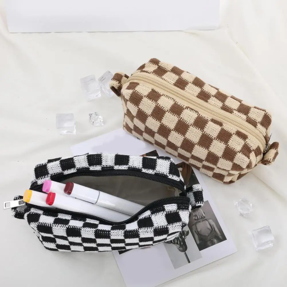 

Portable Makeup Bag Plaid Print Women's Cosmetic Bag with Zipper Closure Soft Plush Makeup Pouch for Travel Large for Lipstick