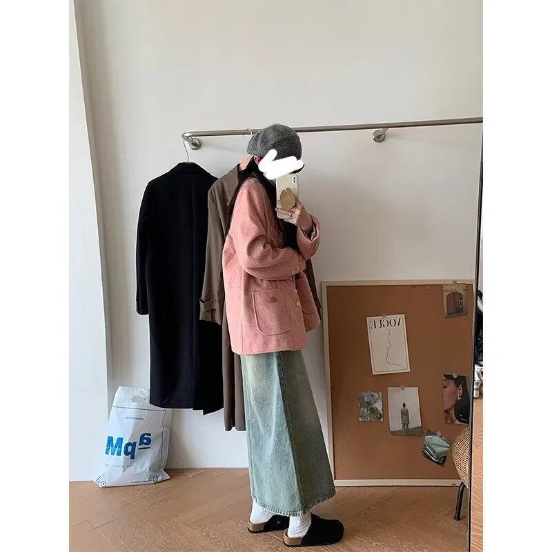 กระโปรงยีนส์เอวสูงทรงเรโทรสำหรับผู้หญิง สไตล์ลำลองสำหรับฤดูใบไม้ผลิและฤดูร้อน ช่วยปกปิดสะโพก กระชับสัดส่วน ทรงเอไลน์ ความยาวปานกลาง