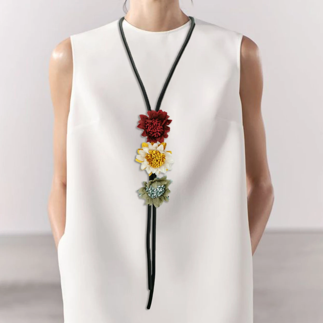 ใหม่สไตล์โบฮีเมียนดอกไม้ที่มีสีสัน Handmade ยางสีดําชาติพันธุ์ Retro สไตล์อเนกประสงค์ผู้หญิงเครื่องประดับสร้อยคอยาว