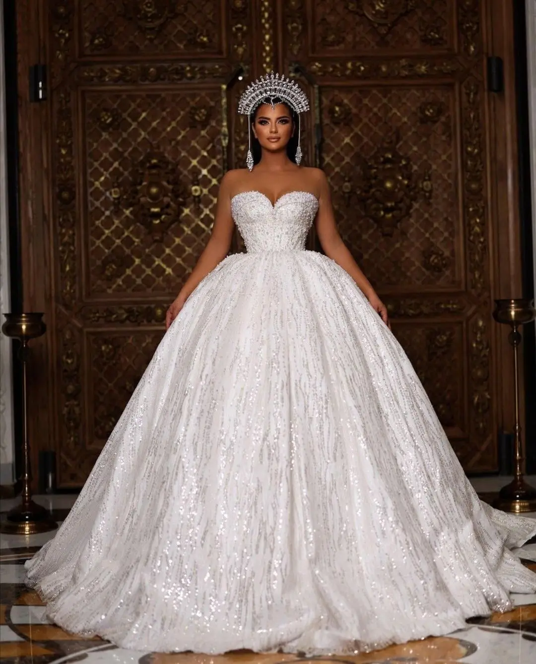 ชุดแต่งงานทรงบอลกาวน์แบบเรียบหรู ประดับเลื่อม คอวี โชว์หลัง ชุดเจ้าสาวทรงสวยสง่า พร้อมชายกระโปรงยาวแบบสั่งตัด