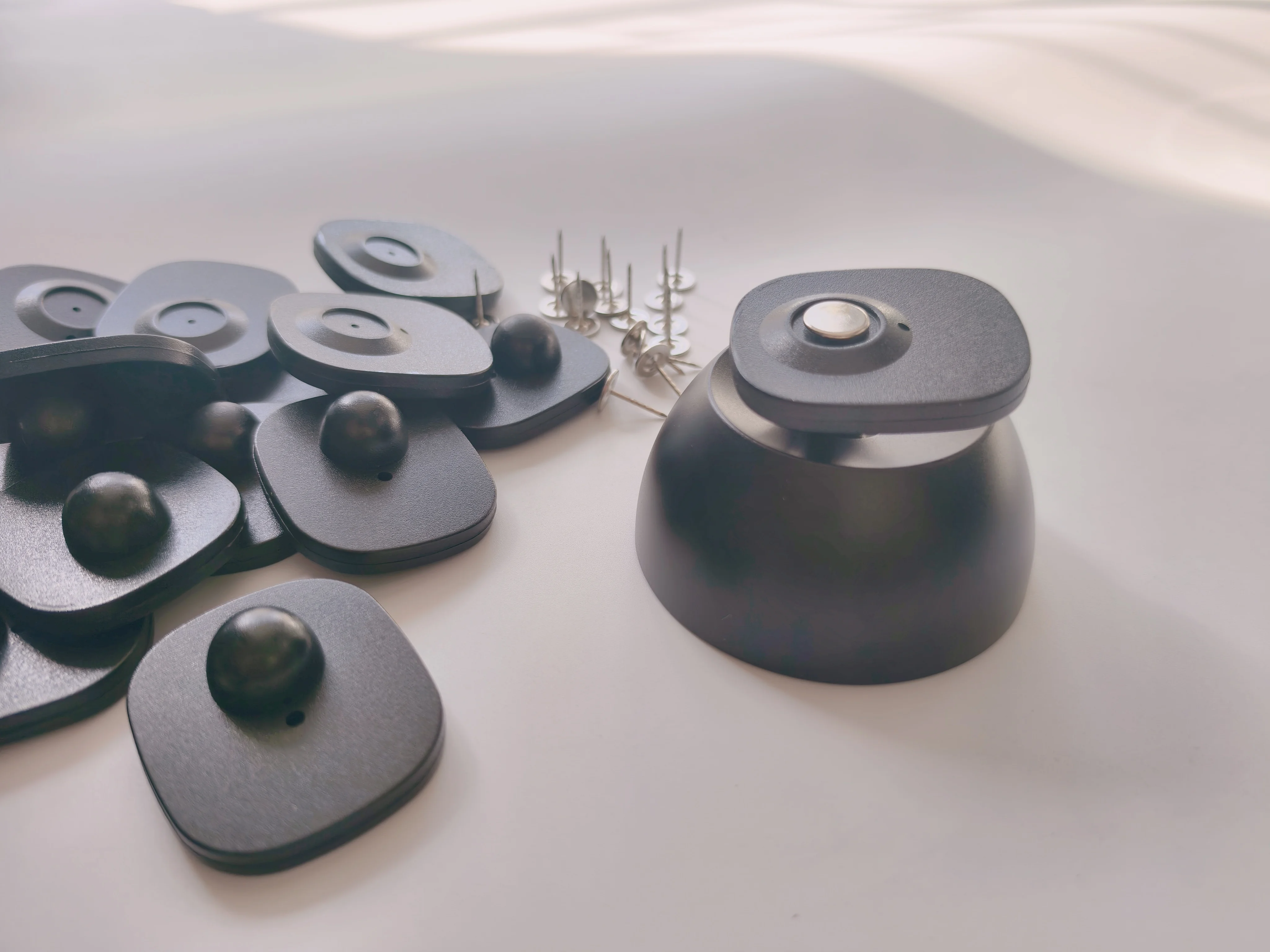 

100pcs Anti-Theft Retail EAS 8.2MHz Security Hard Tag RF Square Retail Security Tags for Clothing Supermarket with Pins Unlock