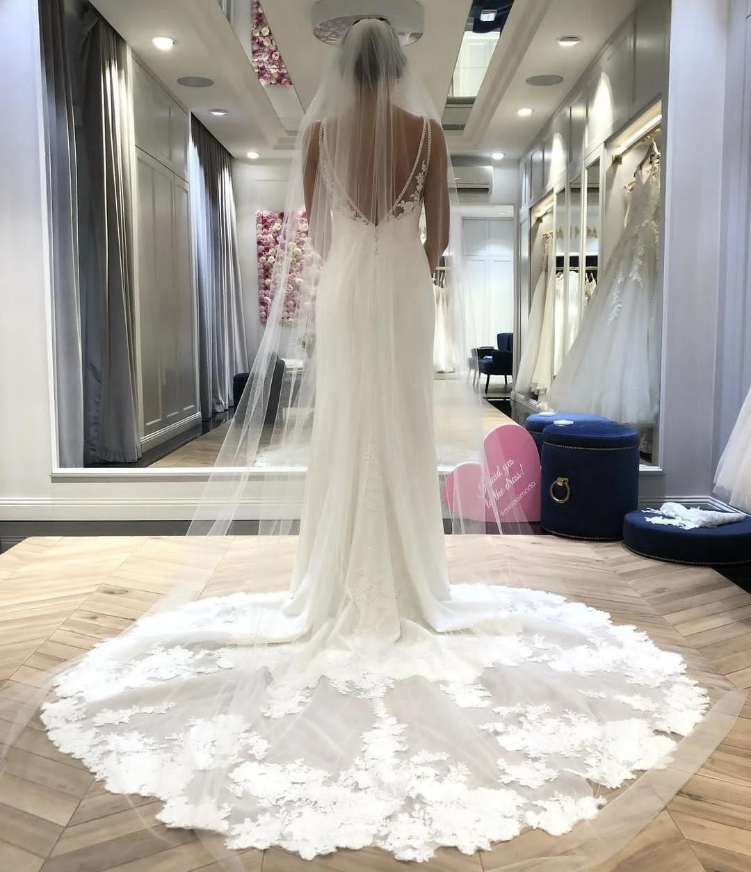 Stunning Wedding Dress With Cournt Train Lace Appliques Tail Backless Spaghetti Strap Elegant Customize To Measures Bridal Gowns