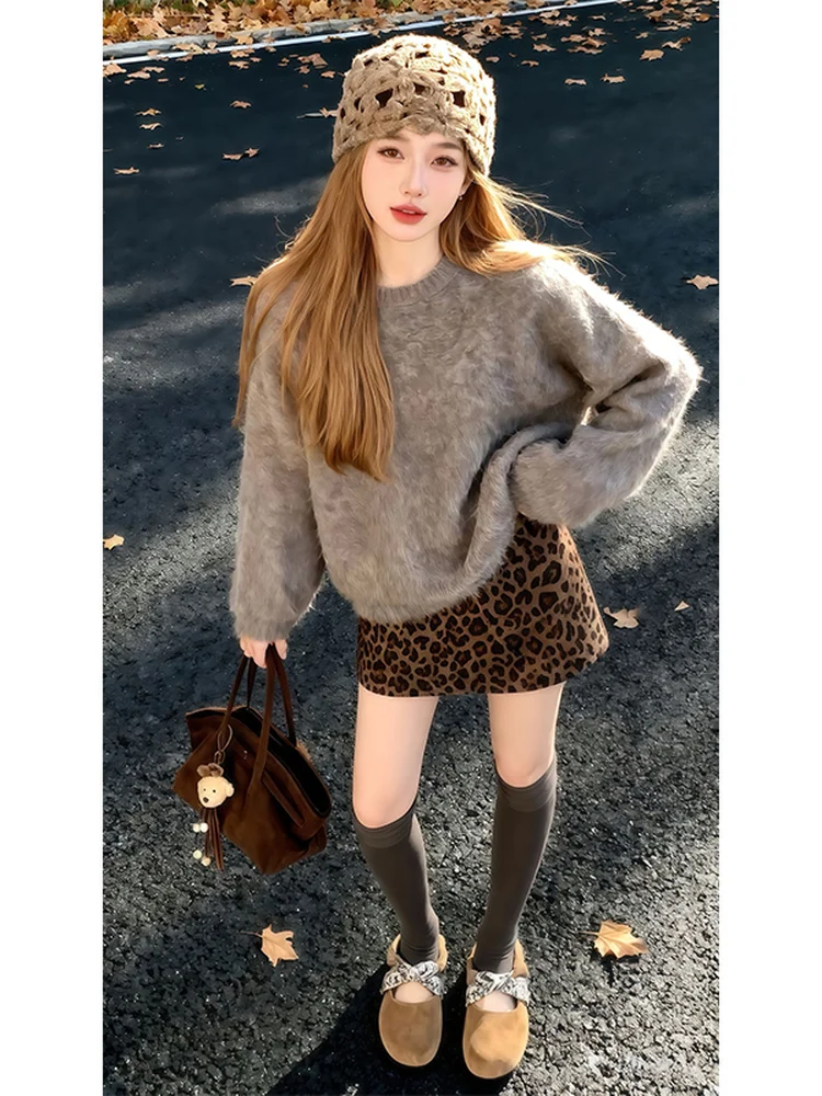 

Корейский высококачественный серый комплект из свитера оверсайз с леопардовым принтом и короткой юбки: мягкий, уютный, утепленный, вязаный, для осени и зимы