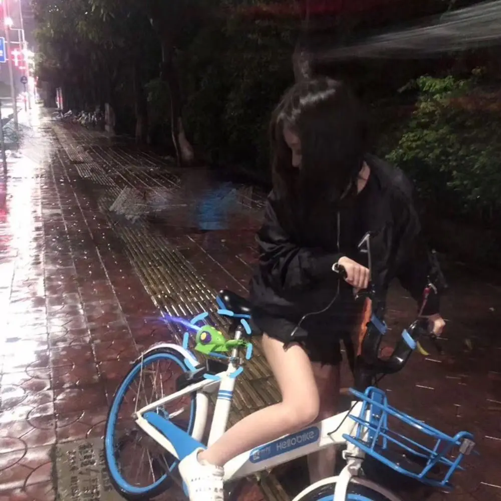 

Multifunctional Bicycle Bubble Machine with Clip Glowing Bicycle Seat Bubble Blower Night Light Leak-proof