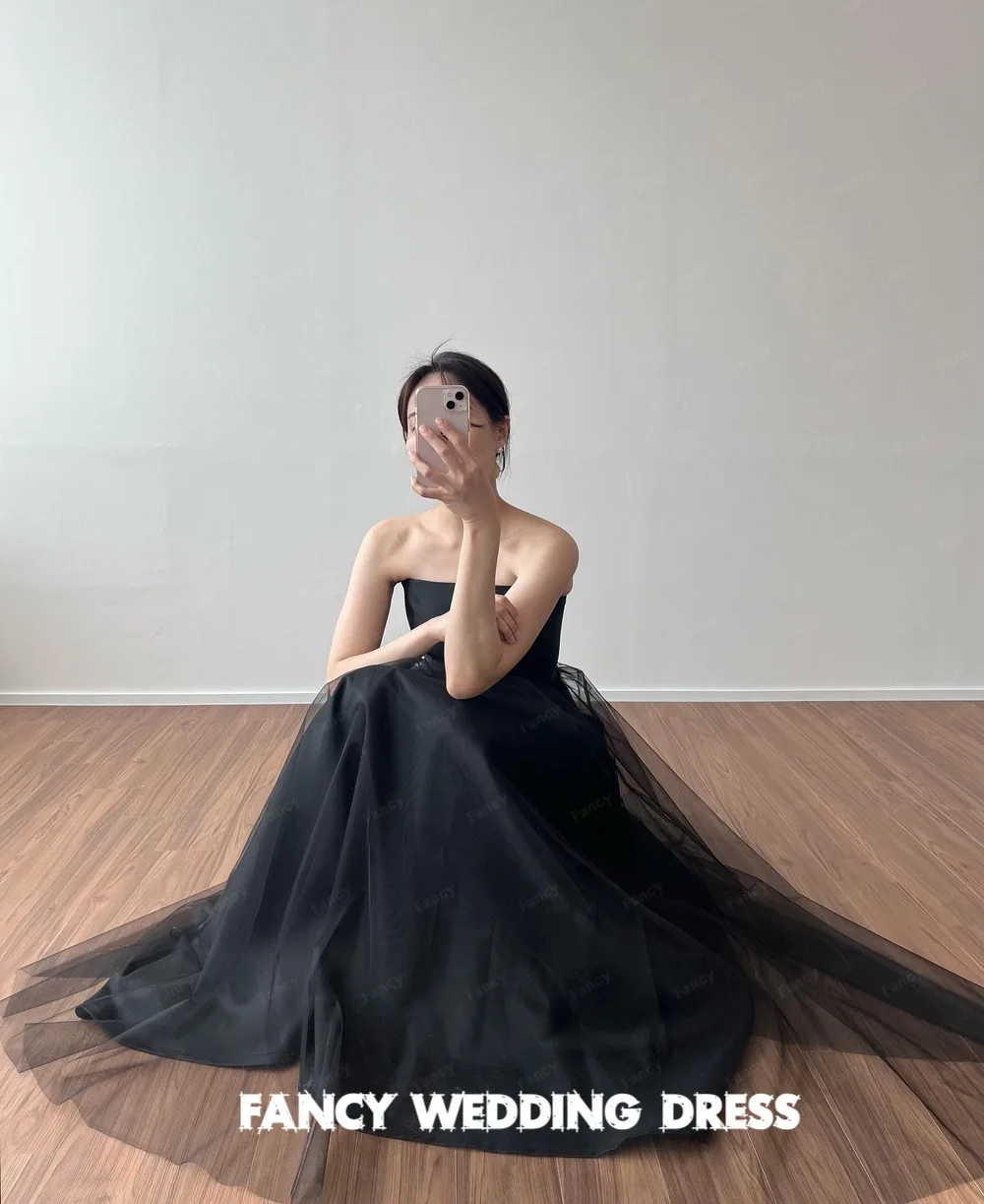 Fancy eenvoudige zwarte satijnen trouwjurk Korea fotoshoot strapless mouwloze bruidsjurk terug korset met sjaal op maat