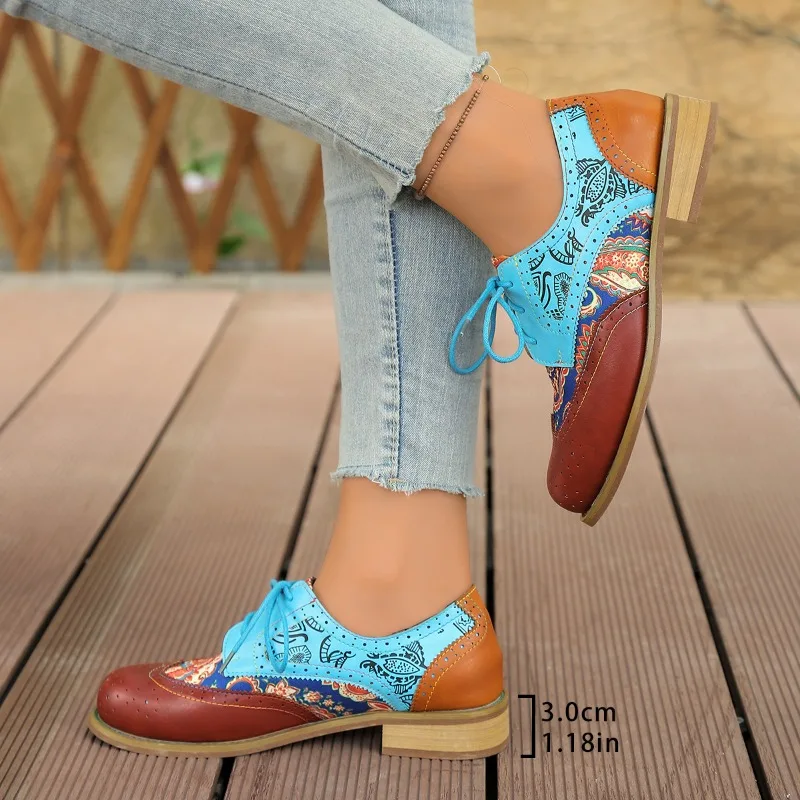 秋の新作ブリティッシュスタイル彫刻レースアップフラットシングルシューズレディースカラーブロックラウンドトゥカジュアルスモールレザーシューズ