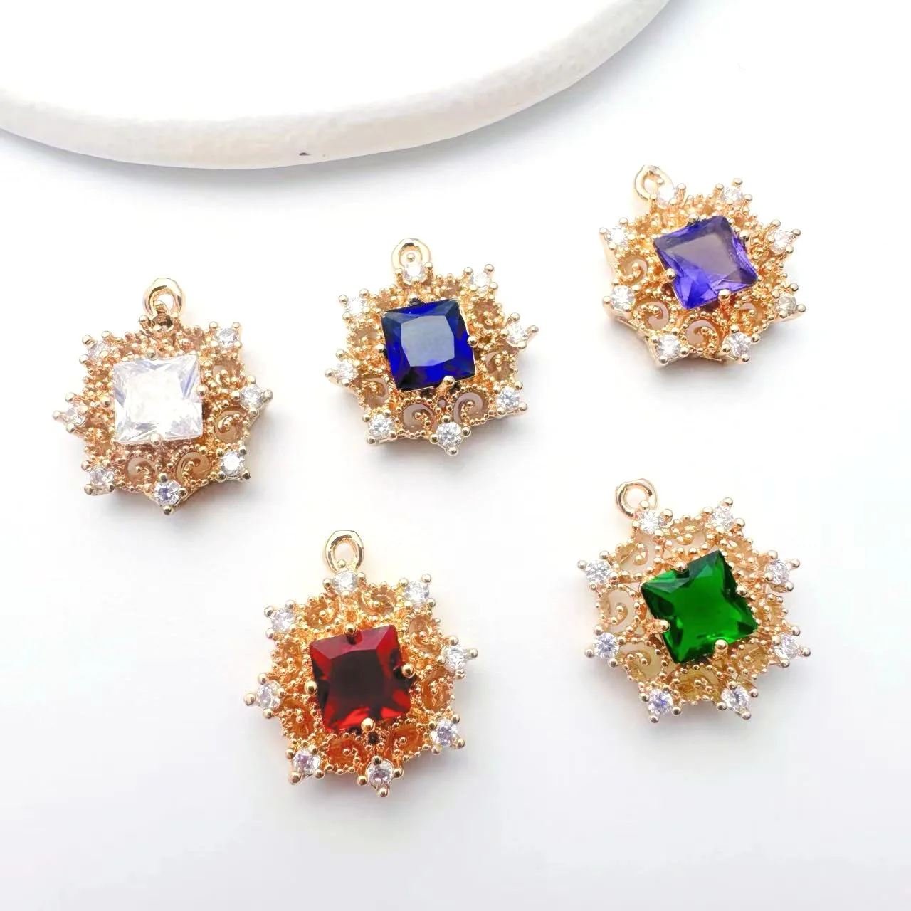 

20pcs/ Bag Fashion inlaid diamond palace style pendant, single circle copper gold-plated DIY jewelry making accessories