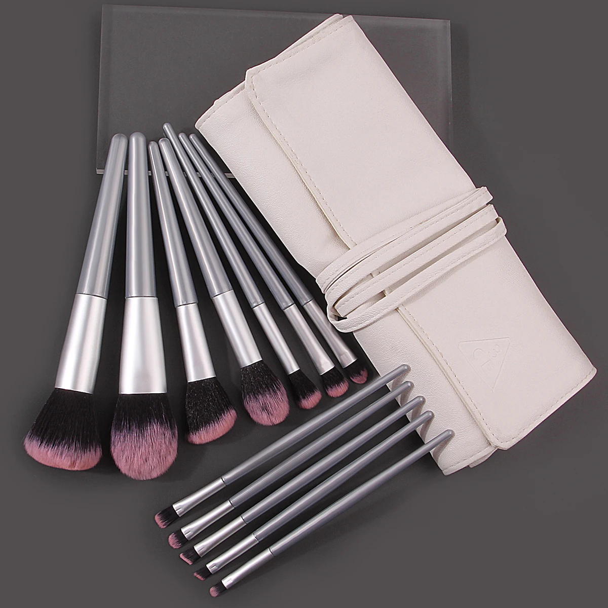Ensemble de pinceaux de maquillage polyvalents, poudre libre, blush, correcteur et fard à paupières + 1 sac de sangle pour pinceaux de maquillage portables de voyage, 12 pièces