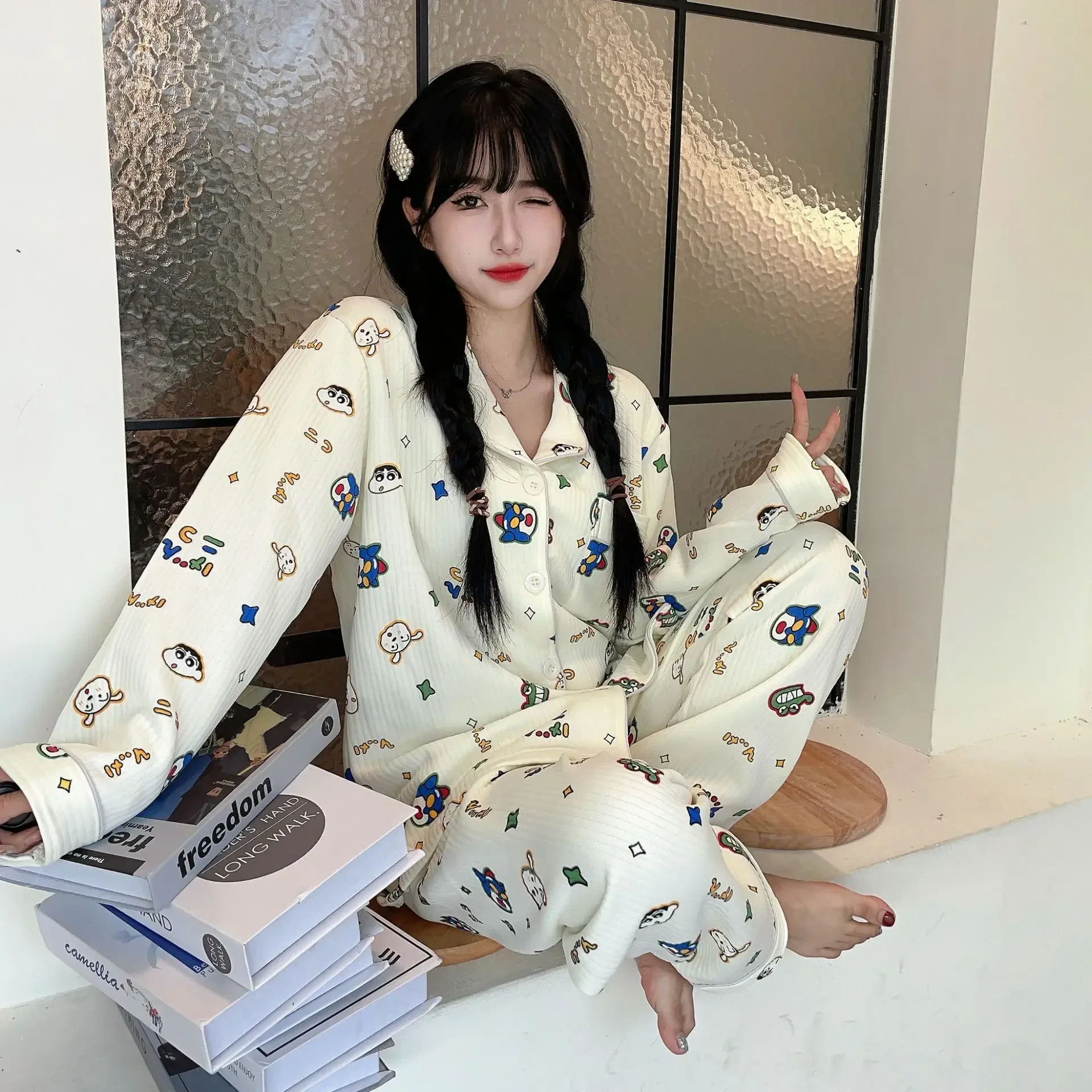 Crayon shin-chan Anime femmes pyjamas hiver épaissi chaud Homewear costume coton à manches longues Cardigan ample peut sortir pyjamas