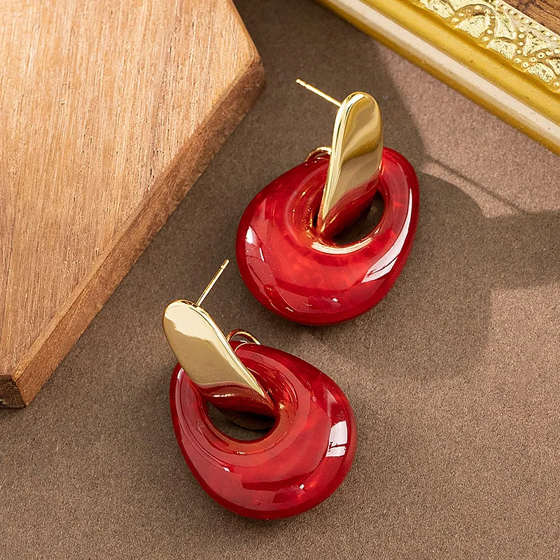 

Vintage exquisite European and American style hollow irregular resin earrings, 925 silver posts, bold trendy earrings for women