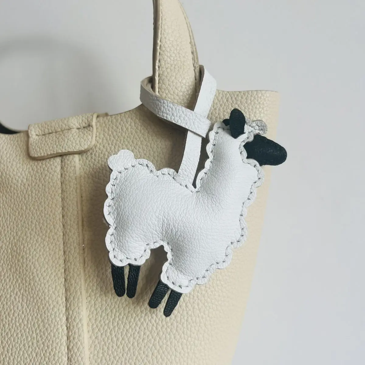 Cute bag charm, genuine leather car white alpaca handmade cowhide keychain decoration, simple and adorable gift