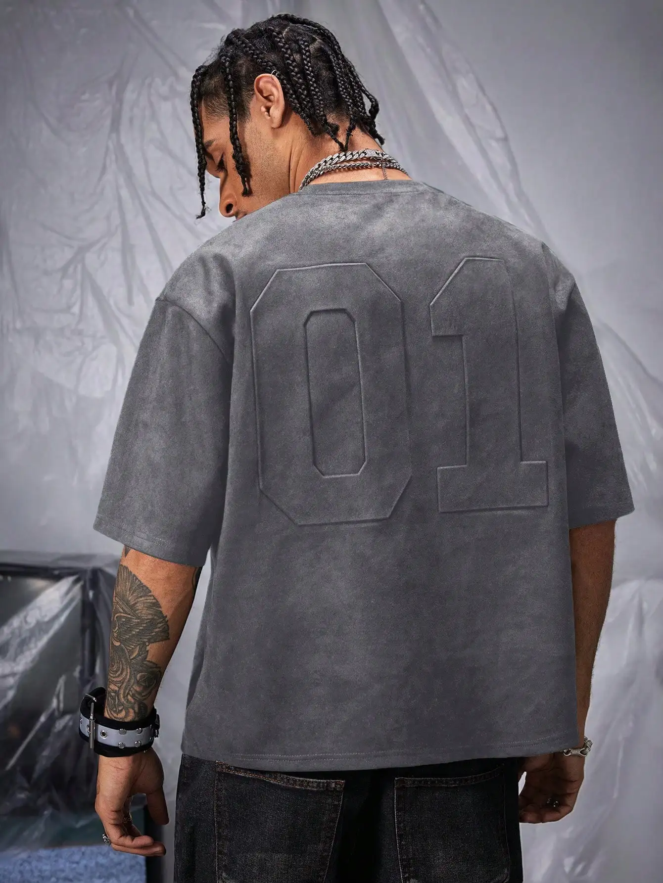 

Мужская футболка оверсайз с коротким рукавом, текстурой под замшу и тисненым номером