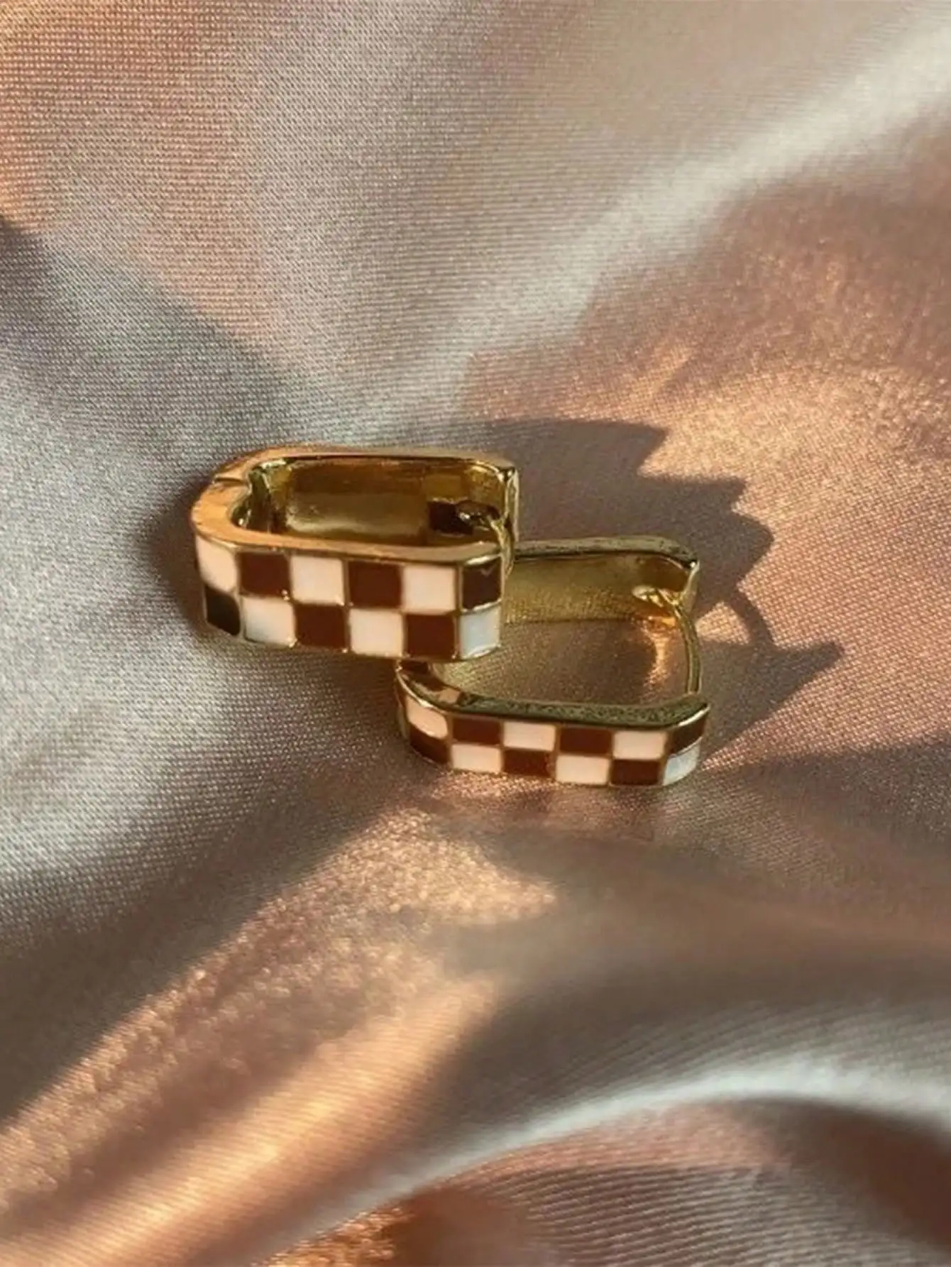 

Серьги-кольца с шахматным узором из латуни с покрытием из золота 14K, толщина 0,03 мкм