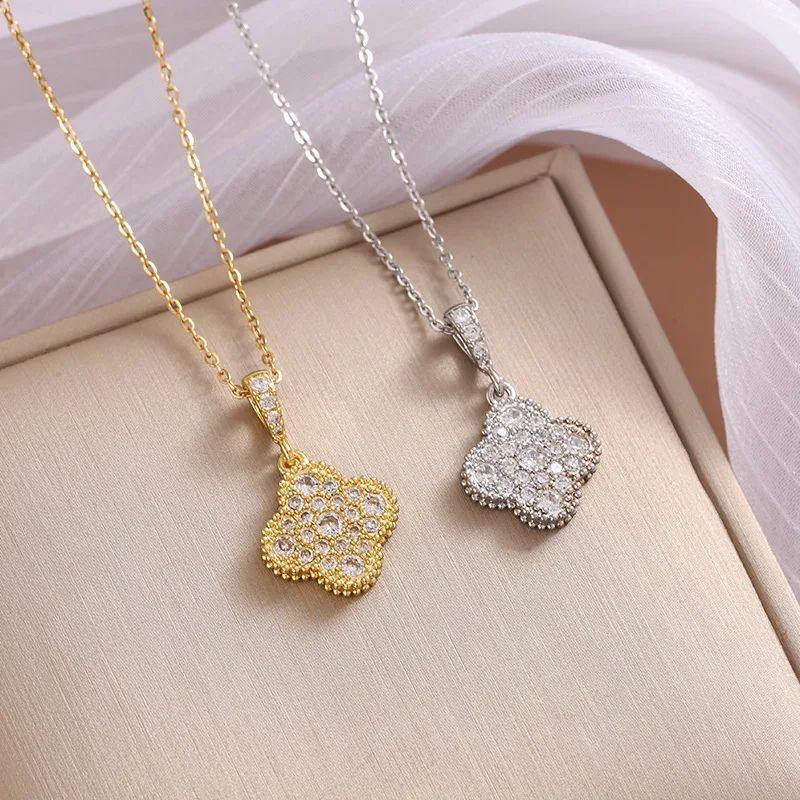 

A woman's necklace with a full diamond floral copper micro-inlaid stud and a four-leaf clover gold combination