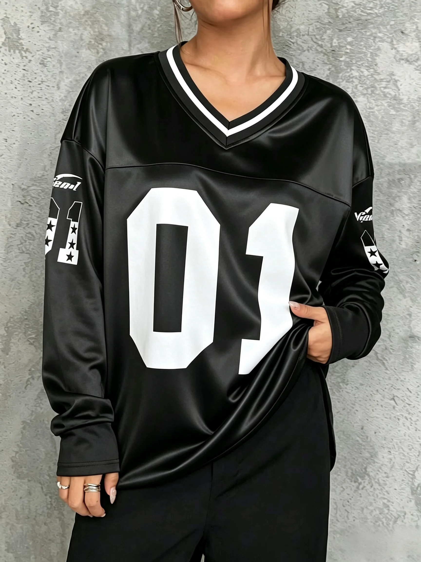 Herren Damen Vintage Langarm Oversized T-Shirt mit Nummer 01 Aufdruck, V-Ausschnitt, Modisches Sportliches Loose-Fit Streetwear Casual Oberteil – Detail 4