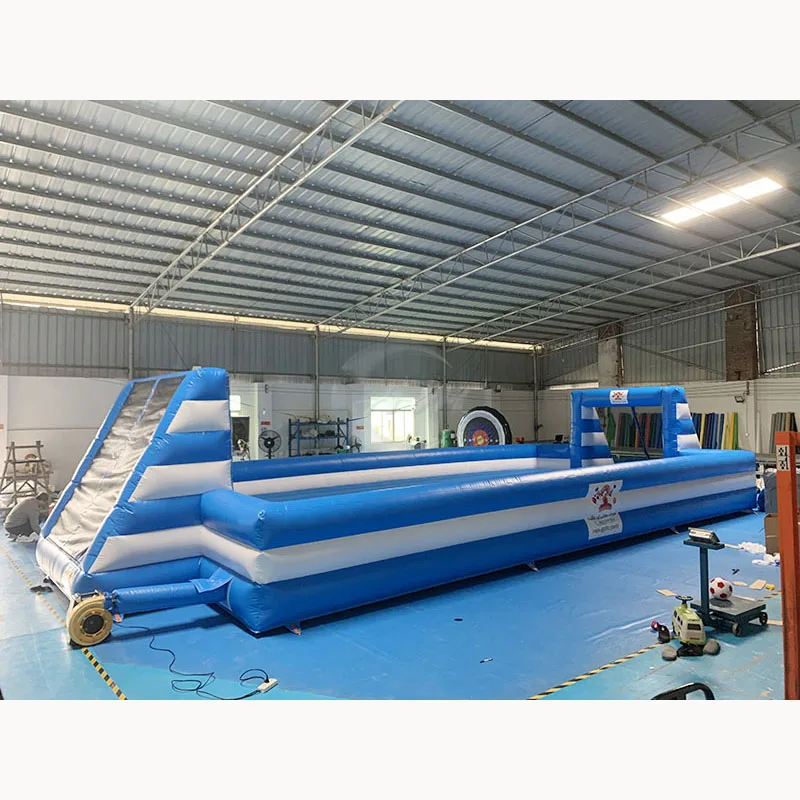 子供向けカスタムPVC製インフレータブルサッカー場、ソープフットボール遊園地ゲーム